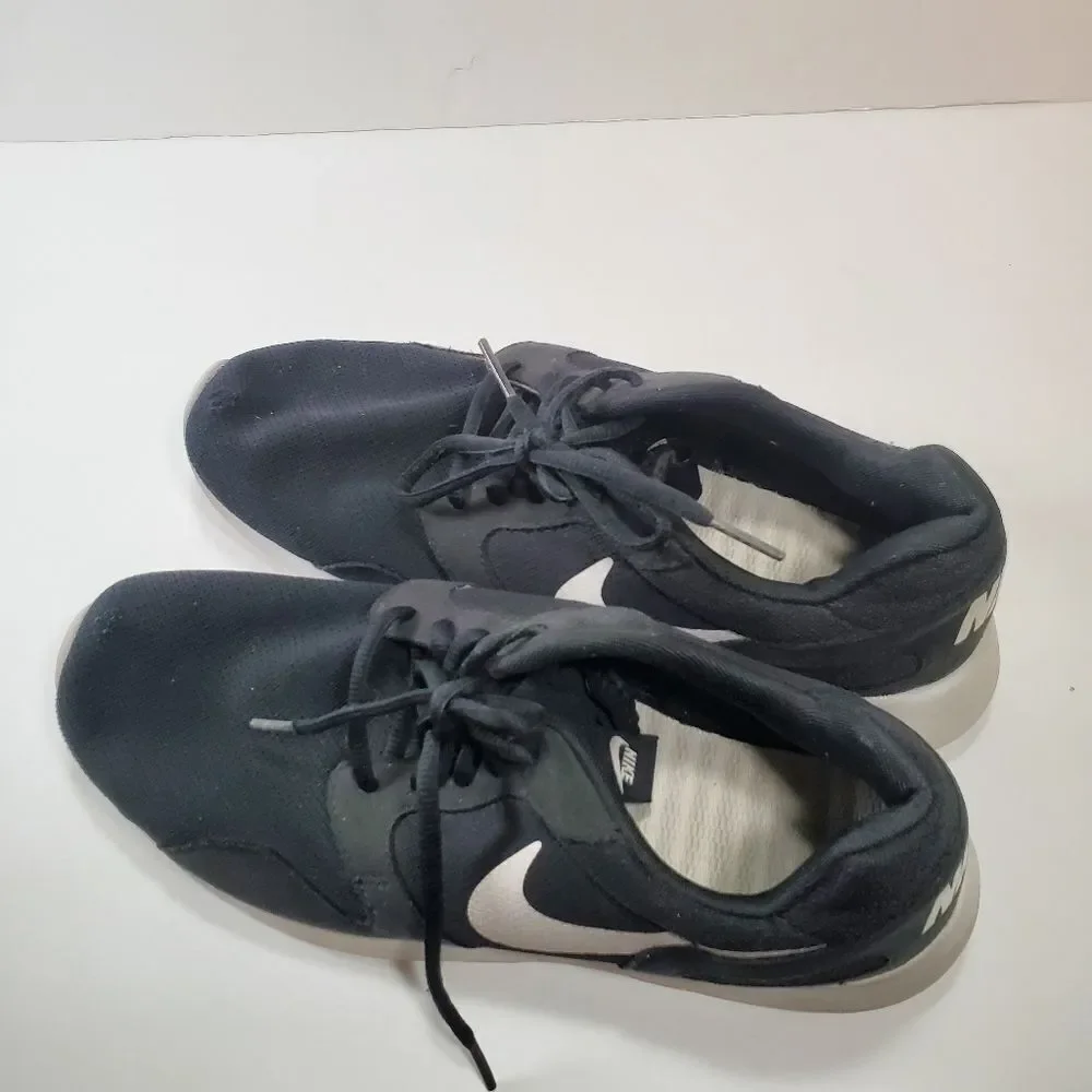 NIKE black tennis shoes